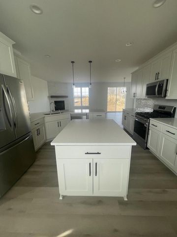 596 Twin Creeks DRIVE, Dousman, WI 53118