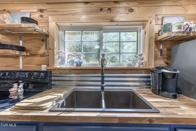633 T Greer Road, Mountain City, TN 37683
