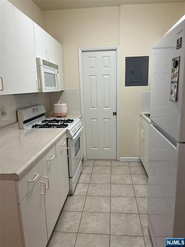 218 Broad Avenue 1E, Leonia, NJ 07605