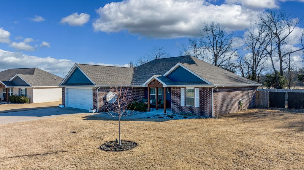 1019 Village Drive, Grove, OK 74344