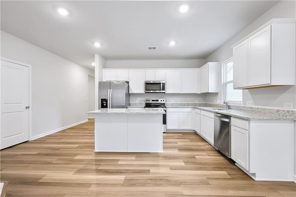 Image 8 of property listing at 3158 Bronte Court, Gainesville, GA 30507