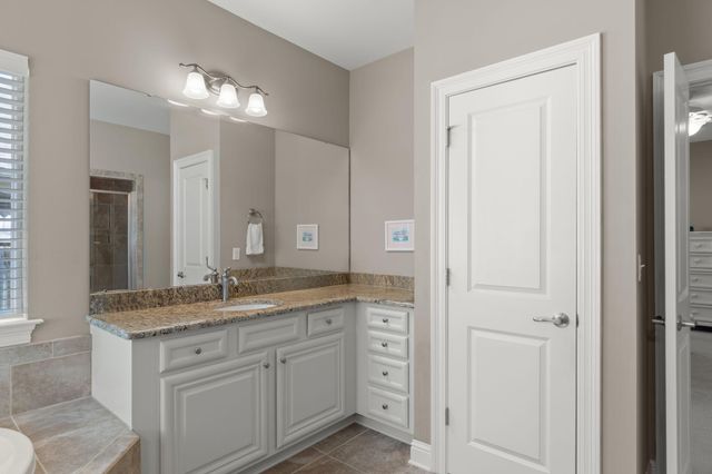 562 Falcon Trail, Niceville, FL 32578