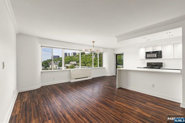 1203 River Road 10L, Edgewater, NJ 07020