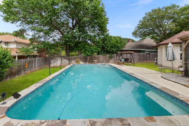 920 Queens Dr, New Braunfels, TX 78130