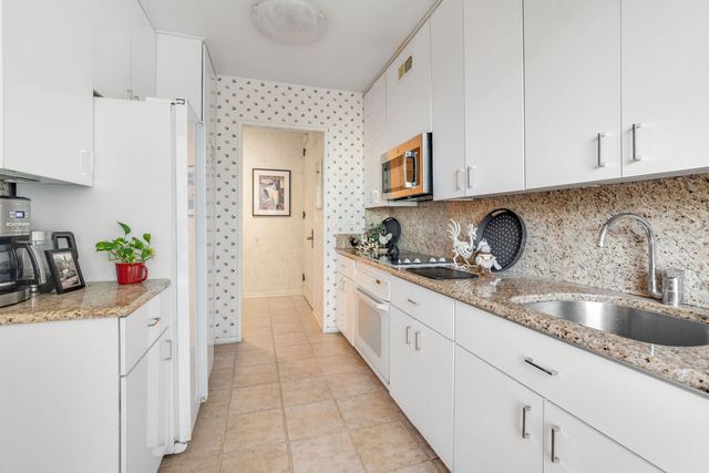 100 E Bellevue Place 23B, Chicago, IL 60611