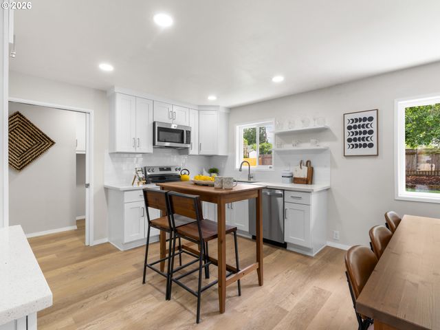 300 Se MORLAN Ave, Gresham, OR 97080