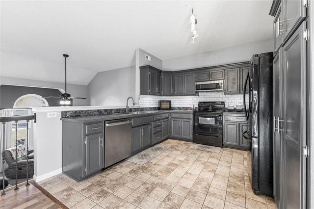 860 River Drive, Edwardsville, KS 66111