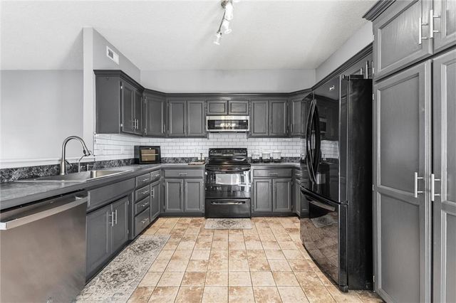 860 River Drive, Edwardsville, KS 66111