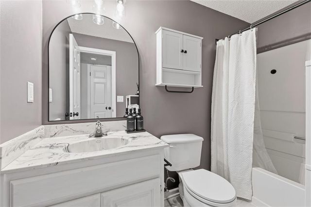 860 River Drive, Edwardsville, KS 66111