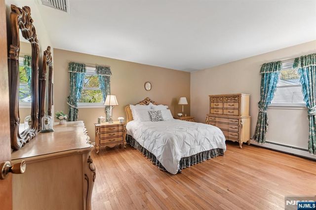 26 Burns Place, Cresskill, NJ 07626