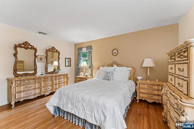 26 Burns Place, Cresskill, NJ 07626