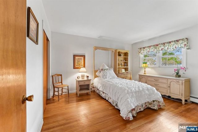 26 Burns Place, Cresskill, NJ 07626