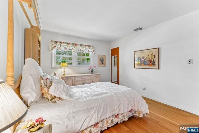 26 Burns Place, Cresskill, NJ 07626