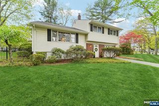 26 Burns Place, Cresskill, NJ 07626