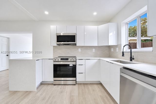 40 SE 3rd Ter, Dania Beach, FL 33004