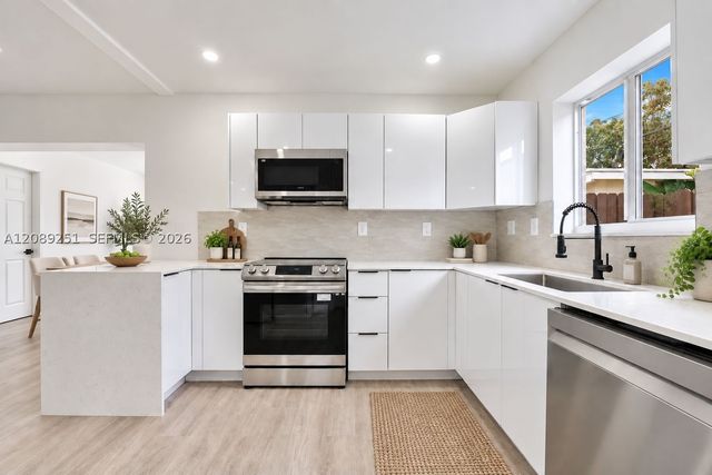 40 SE 3rd Ter, Dania Beach, FL 33004