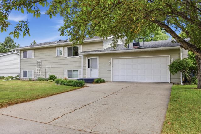 630 Appletree Lane, Moorhead, MN 56560