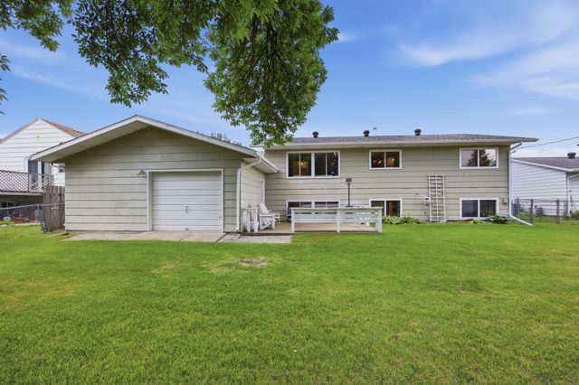 630 Appletree Lane, Moorhead, MN 56560