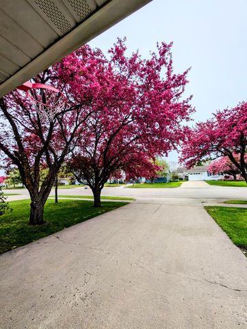 630 Appletree Lane, Moorhead, MN 56560
