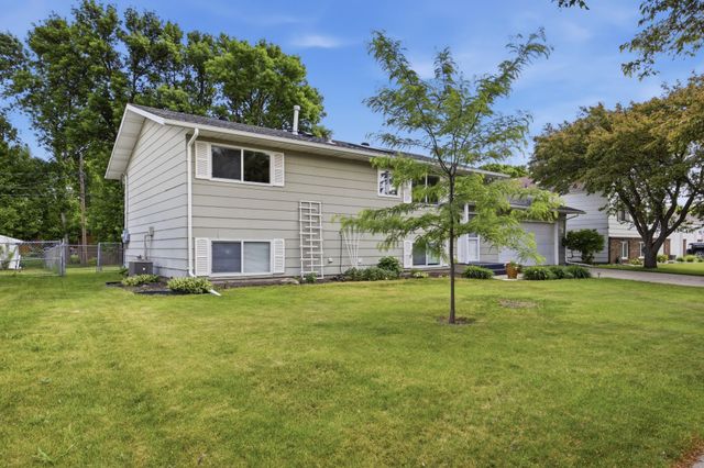 630 Appletree Lane, Moorhead, MN 56560