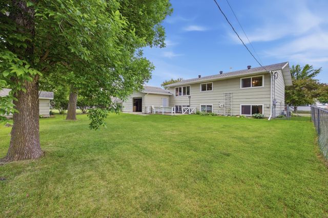 630 Appletree Lane, Moorhead, MN 56560