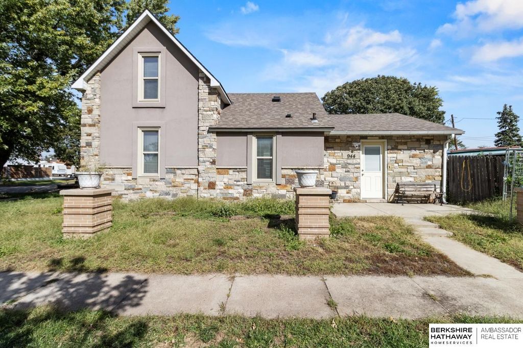 944 S 2nd Street, Lincoln, NE 68526