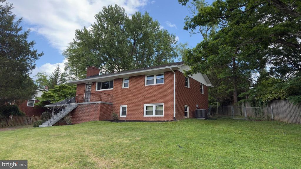 556 ORCHARD ST NW, Vienna, VA 22180