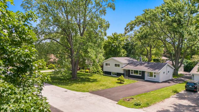 22W633 Burr Oak Drive, Glen Ellyn, IL 60137