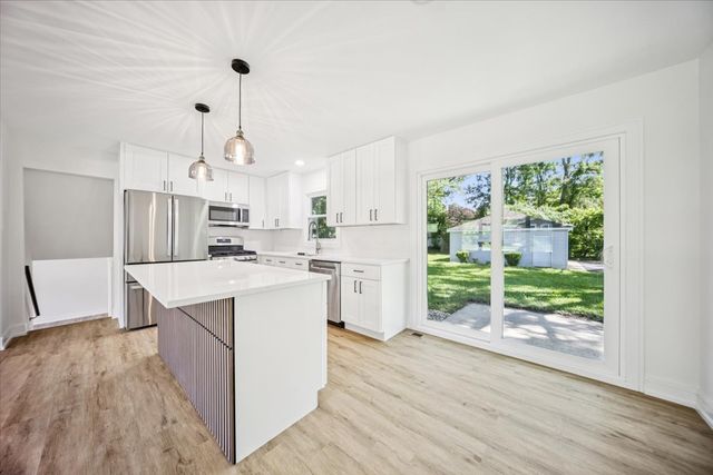 22W633 Burr Oak Drive, Glen Ellyn, IL 60137