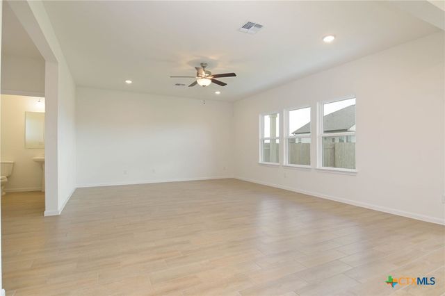 3704 Pin Oak Hills, Seguin, TX 78155