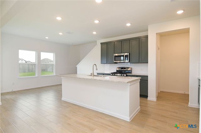 3704 Pin Oak Hills, Seguin, TX 78155