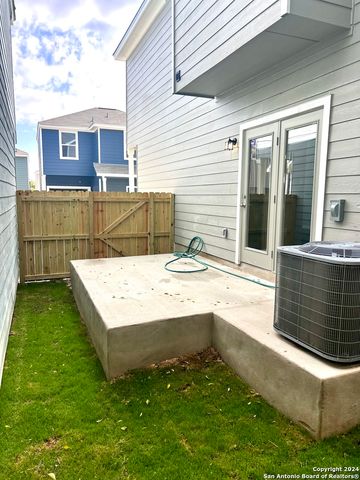 2085 Silver Oak Dr, San Antonio, TX 78213