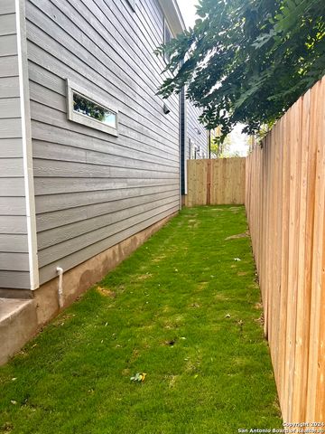 2085 Silver Oak Dr, San Antonio, TX 78213