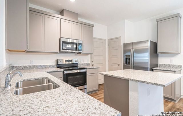 2085 Silver Oak Dr, San Antonio, TX 78213