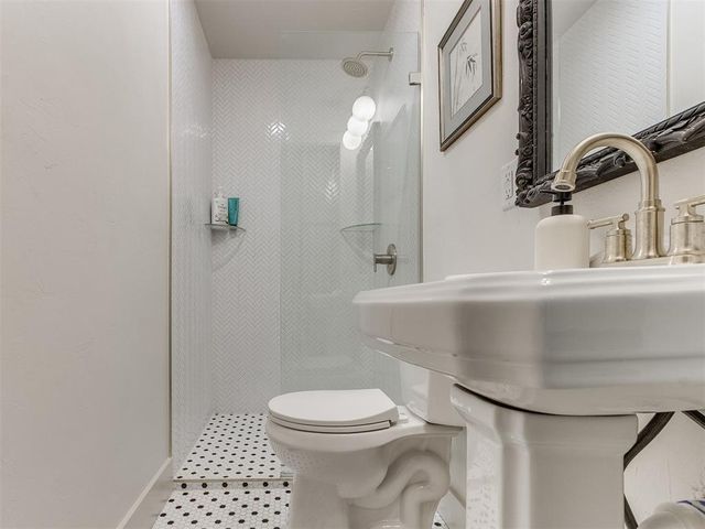 8900 Nichols Road, The Village, OK 73120