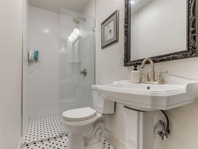 8900 Nichols Road, The Village, OK 73120