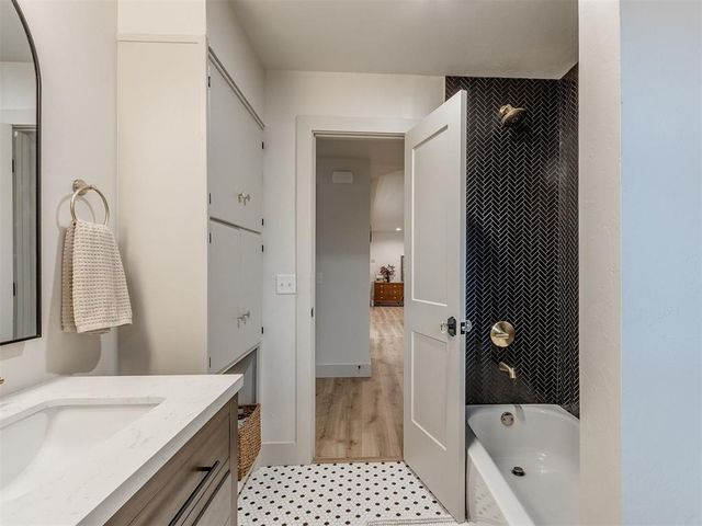 8900 Nichols Road, The Village, OK 73120