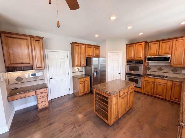 7047 Tree House Way, Flowery Branch, GA 30542