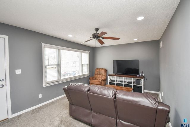 213 W 42nd St Street, Sioux Falls, SD 57105