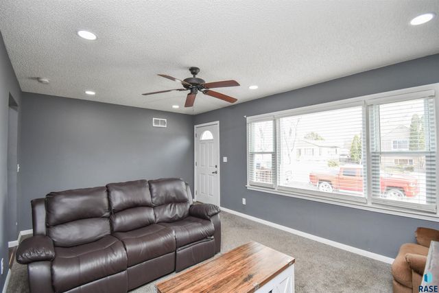 213 W 42nd St Street, Sioux Falls, SD 57105