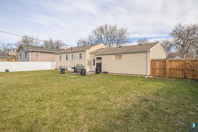 213 W 42nd St Street, Sioux Falls, SD 57105