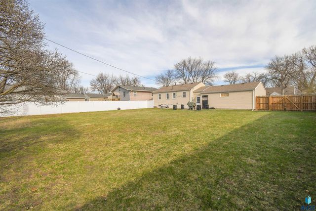 213 W 42nd St Street, Sioux Falls, SD 57105