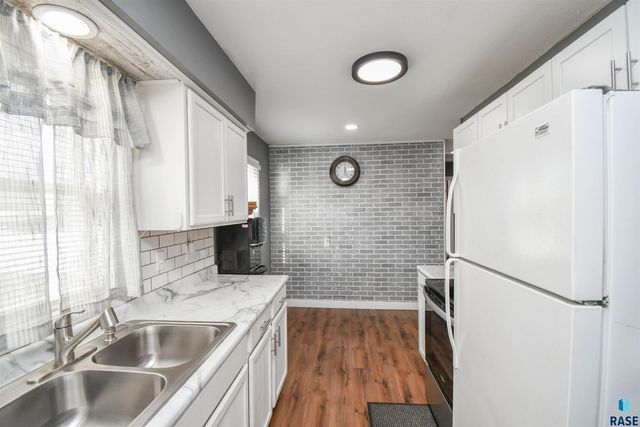 213 W 42nd St Street, Sioux Falls, SD 57105