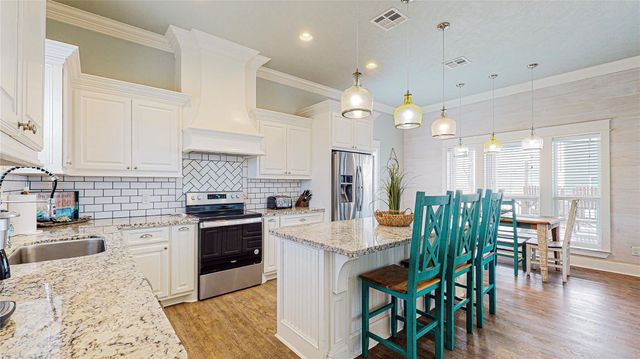 1969 Avenue J, Crystal Beach, TX 77650