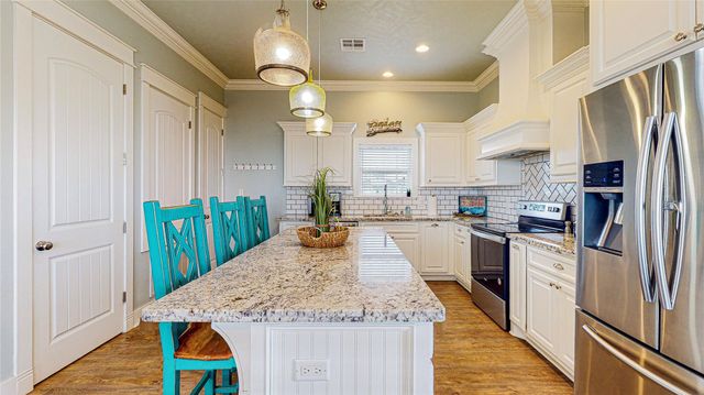 1969 Avenue J, Crystal Beach, TX 77650