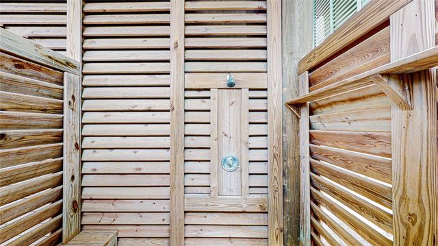 1969 Avenue J, Crystal Beach, TX 77650