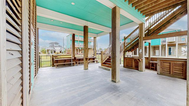 1969 Avenue J, Crystal Beach, TX 77650
