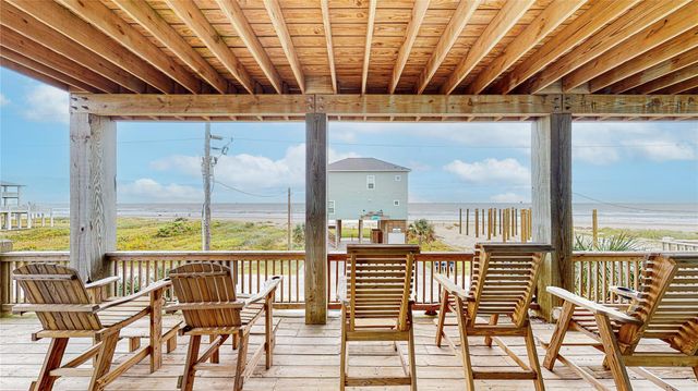 1969 Avenue J, Crystal Beach, TX 77650