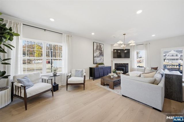 2 Belmont Place, Oakland, NJ 07436