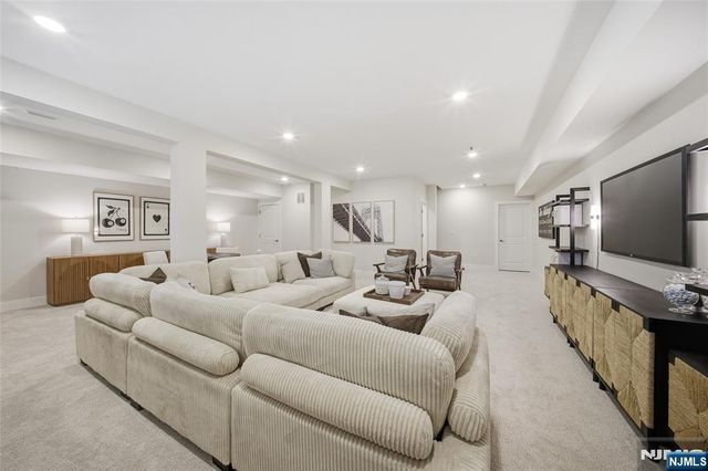 2 Belmont Place, Oakland, NJ 07436